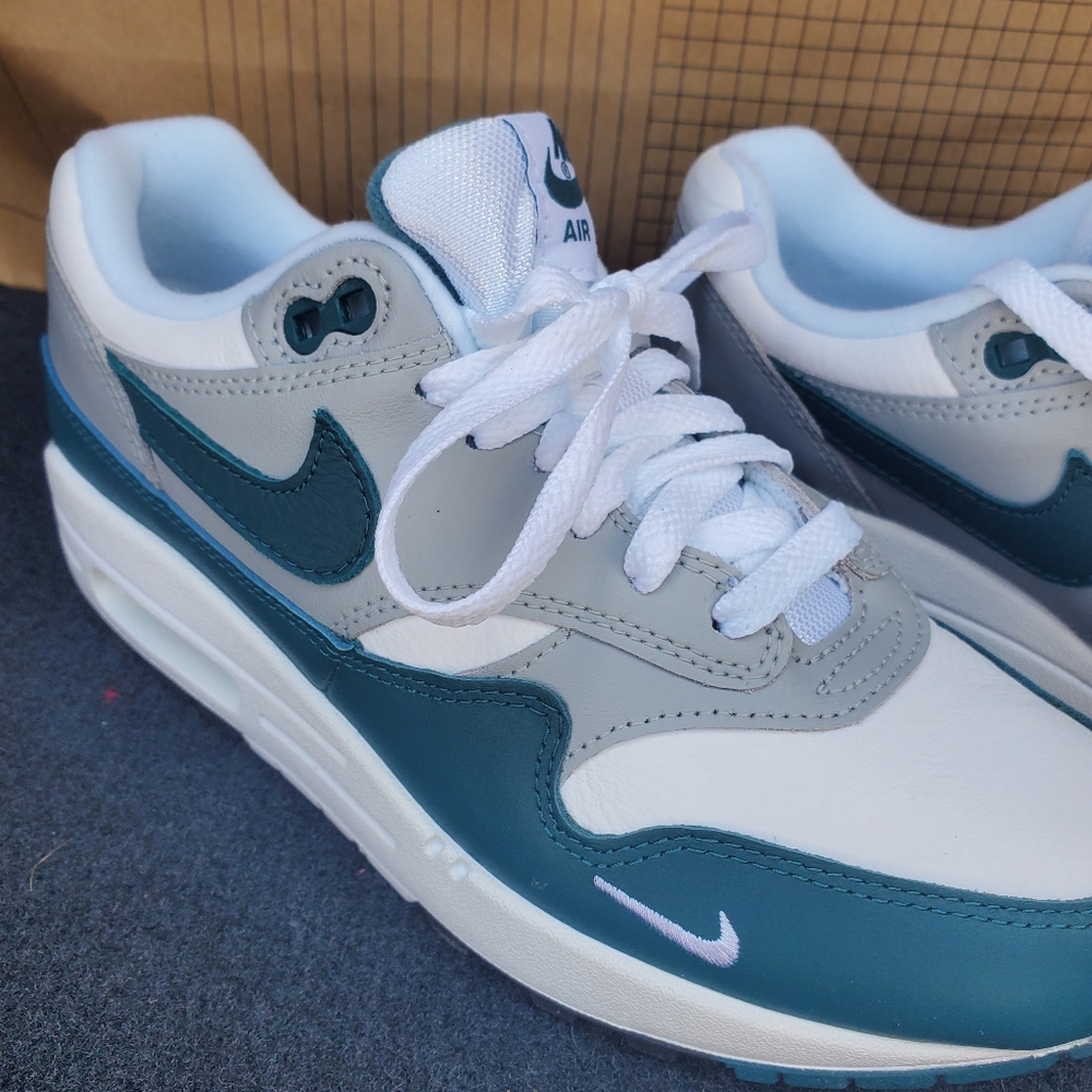 Nike Air Force 1 LV8 - Picture 9 of 13